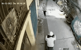 Người phụ nữ bị giật dây chuyền trên phố Hà Nội, camera an ninh ghi lại khoảnh khắc nguy hiểm