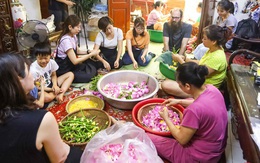 Du khách nước ngoài trải nghiệm ướp trà sen Bách Diệp thức uống tinh hoa của người Hà Nội