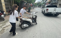 Hà Nội: Kỳ lạ con phố ô tô, xe máy bỗng không mở được khóa thông minh, nhiều người phải hì hục đẩy xe