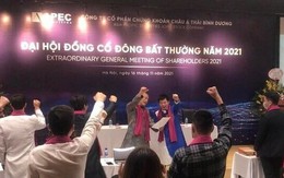 Vụ Apec: Kỳ quặc màn đeo khăn tím tuyên bố ‘gồng lãi’ và lùm xùm trong giới lãnh đạo