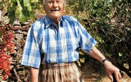 65 tuổi phát hiện mắc ung thư phổi, bác sĩ dự đoán chỉ sống được 9 tháng, ông lão về quê trồng rau sống tới 102 tuổi đầy “thần kỳ”