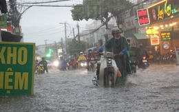CLIP: TP HCM mưa tối trời, người dân xé nước trên đường