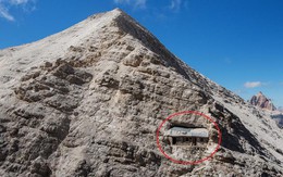 Ngôi nhà 'cô đơn nhất thế giới' nằm lưng chừng giữa vách núi đá