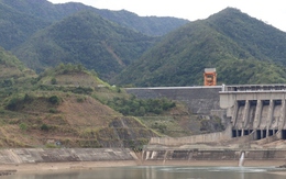 Thủy điện gặp khó do nhiều đoạn trên Sông Đà cạn trơ đáy