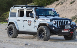 Hội chơi Jeep mang 10 chiếc xe phượt hơn 700km TP. HCM - Vĩnh Hy, off-road từ đồi cát xuống suối mà không hề hấn gì