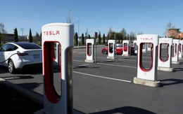 Vừa thoát ế ẩm do mạnh tay giảm giá xe điện, Tesla lại đối mặt với mối nguy mới từ chính việc giảm giá xe