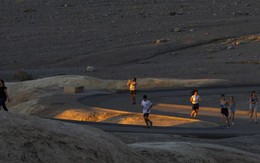 Du khách đổ dồn về Thung lũng Chết bất chấp nắng nóng kéo dài ở Mỹ
