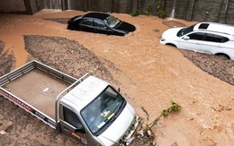 "Nước đổ như thác" ở Trung Quốc: Bão lũ kinh hoàng, xe tải chìm trong bùn