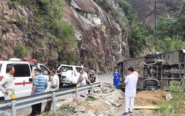 Giây phút kinh hoàng khi xe chở khách nước ngoài bị lật trên đèo Khánh Lê