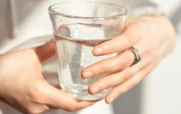 Uống quá nhiều nước có thể tăng nguy cơ phù não: 6 dấu hiệu cảnh báo cần giảm lượng nước nạp vào