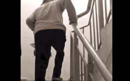 CLIP: Ám ảnh phụ nữ mang thai, người già leo bộ mấy chục tầng vì chung cư hư thang máy cả tháng