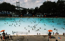 Vì sao Mỹ đóng cửa hàng loạt bể bơi công cộng trong bối cảnh nắng nóng cực điểm?