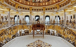 Cận cảnh bên trong căn biệt thự giá 4.800 tỷ đồng đắt nhất ở thành phố vàng Dubai: Nội thất dát vàng lá, đá cẩm thạch sáng lung linh