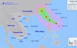 Bão Doksuri tiến gần Biển Đông, mạnh cấp 15, khả năng mạnh thêm trong 24 giờ tới