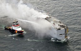 Tàu chở 3.000 ô tô đang bốc cháy ở ven biển Hà Lan