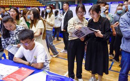 Thi cao khảo khốc liệt nhất thế giới, cạnh tranh từ nhỏ nhưng tốt nghiệp đại học nhận lương 7 triệu: Điều gì khiến thanh niên Trung Quốc "khốn đốn" đến vậy?