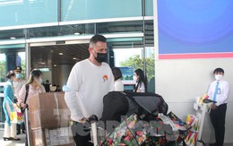 Nhặt được điện thoại của du khách, nhân viên vệ sinh sân bay Đà Nẵng đem giấu dưới gốc cây