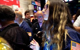 Lo ngại Fed tăng lãi suất, Dow Jones giảm gần 400 điểm