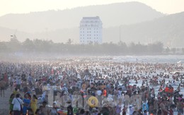 Nắng khốc liệt, hàng vạn người chen chân tắm biển Cửa Lò giải nhiệt