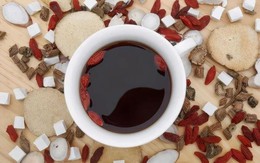 Hết trà sữa thuốc bắc, Gen Z xứ Trung lại phát cuồng với cà phê thuốc bắc, sản phẩm độc lạ giúp các cửa hiệu Đông y tái sinh