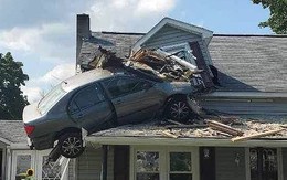 Tai nạn 'gây hoang mang' tại Mỹ: Ô tô 'hạ cánh' trên tầng hai của một ngôi nhà sau khi bay ra khỏi đường