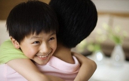 Đứa trẻ thường được cha mẹ ôm và không được ôm, cuộc sống lớn lên rất khác biệt