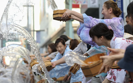 Biện pháp tránh nóng độc lạ của người Nhật: Ăn cay, té nước và mặc đồ rộng thùng thình