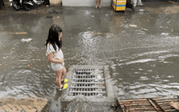 TP HCM: Người dân dọn rác "mệt nghỉ" sau trận mưa