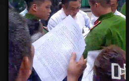 Chủ tịch Hà Nội Trần Sỹ Thanh cúi người nhặt tờ đơn của người dân bị rơi