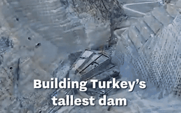 Toàn cảnh xây dựng đập thủy điện cao nhất Thổ Nhĩ Kỳ qua video 40 giây: 5 triệu m3 bê tông, đủ điện cho 2,5 triệu người dùng