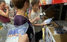 Kệ bán muối ở siêu thị Trung Quốc sạch hàng khi Nhật Bản xả nước thải hạt nhân