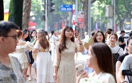 'Phố mùa thu đẹp nhất Hà Nội' chật cứng người đổ về check-in