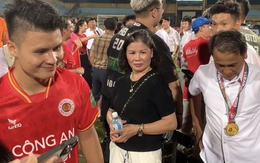Bố mẹ Quang Hải đứng đợi mãi vẫn không được chụp ảnh mừng chức vô địch với con trai
