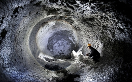 Đào mỏ bỗng tìm thấy “viên bi” khổng lồ, nghi có lịch sử 2,8 tỷ năm trước, gây náo loạn đến nỗi cảnh sát phải ra tay
