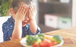 Trẻ có 3 thói quen này trên bàn ăn, lớn lên thường ích kỷ: Cha mẹ phải rèn sửa ngay cho con!