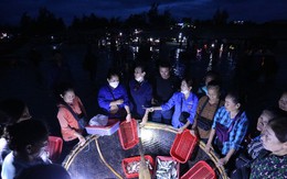 Soi đèn đi chợ hải sản đặc biệt ở Hà Tĩnh lúc tờ mờ sáng