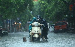 Hà Nội khả năng tiếp tục mưa lớn vào giờ tan tầm, người dân lưu ý lộ trình và thời gian di chuyển để tránh tắc đường