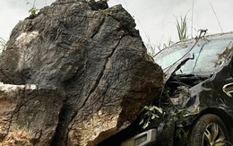 Tảng đá lớn rơi xuống đè bẹp xe ôtô 7 chỗ đang chạy trên đèo