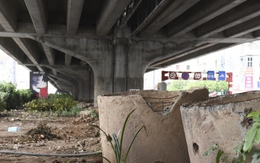 Gầm cầu cạn ở Hà Nội nơi được tận dụng làm bãi đỗ xe, nơi tập kết rác