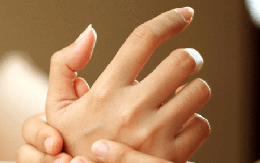 Bác sĩ cảnh báo trên móng tay có dấu hiệu này cần cẩn trọng với 5 loại bệnh, nên đi khám càng sớm càng tốt