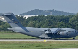 Cận cảnh siêu vận tải cơ C-17 Mỹ "mở bụng, nhả hàng" ở sân bay Nội Bài