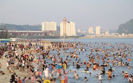 Bãi biển Hạ Long ken đặc người trong ngày nghỉ lễ đầu tiên