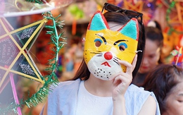 Giới trẻ 'sống ảo' với đồ chơi trung thu rực rỡ sắc màu trên phố Hàng Mã