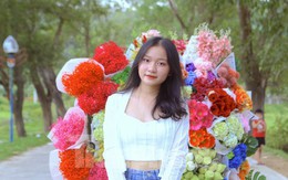 Cô gái 9x kiếm tiền triệu từ dịch vụ xe hoa 'chở' mùa thu Hà Nội về Hà Tĩnh