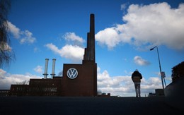 Volkswagen - Biểu tượng ô tô nước Đức bị dồn vào đường cùng: Dùng 33,6 tỷ euro hết sức chống trả Tesla, hy vọng lấy lại hào quang ở Trung Quốc