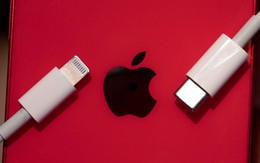 Thay đổi nhỏ trên iPhone 15 khiến 1 mảng kinh doanh béo bở của Apple lao đao, người dùng không còn 'bị ép' mua các thiết bị riêng biệt