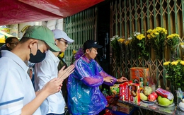 Người dân đội mưa tới thắp hương tưởng niệm các nạn nhân vụ cháy chung cư mini
