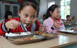 Bà mẹ ở Hà Nội đăng ảnh bữa ăn đẹp mắt ở trường của con nhưng lại gây tranh cãi
