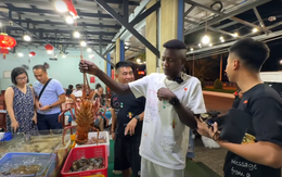 Thanh niên Angola ngỡ ngàng khi biết giá tôm hùm ở Việt Nam