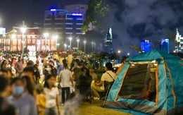 TPHCM: Người dân dựng lều, trải bạt ăn uống chờ xem pháo hoa tối 2/9